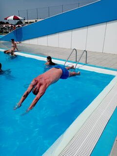 Io che mi tuffo in piscina